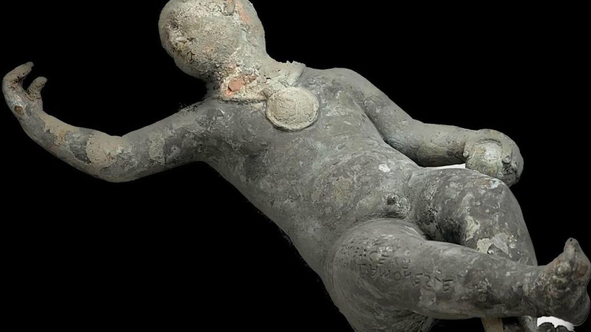 Fotky: Archeologové jásají, bahenní lázně 1500 let chránily bronzový poklad